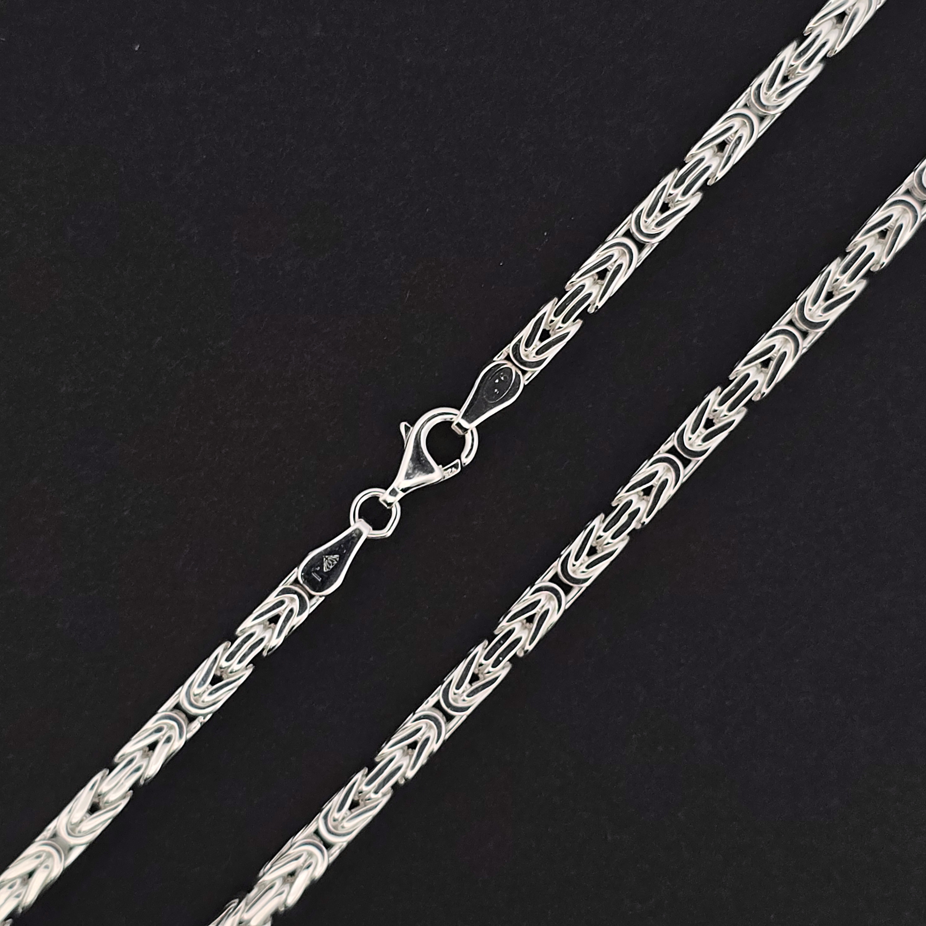 Een prachtig collier van koningsschakel , als set compleet te maken met bijpassende armband.